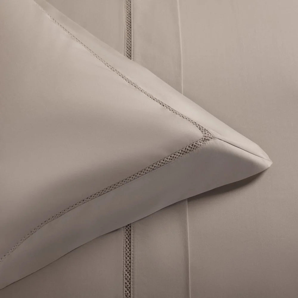 Fronha Buddemeyer Luxus Tokyo 50x90cm 1000 Fios 100% Algodão Egípcio Bege Platina com Renda Bege