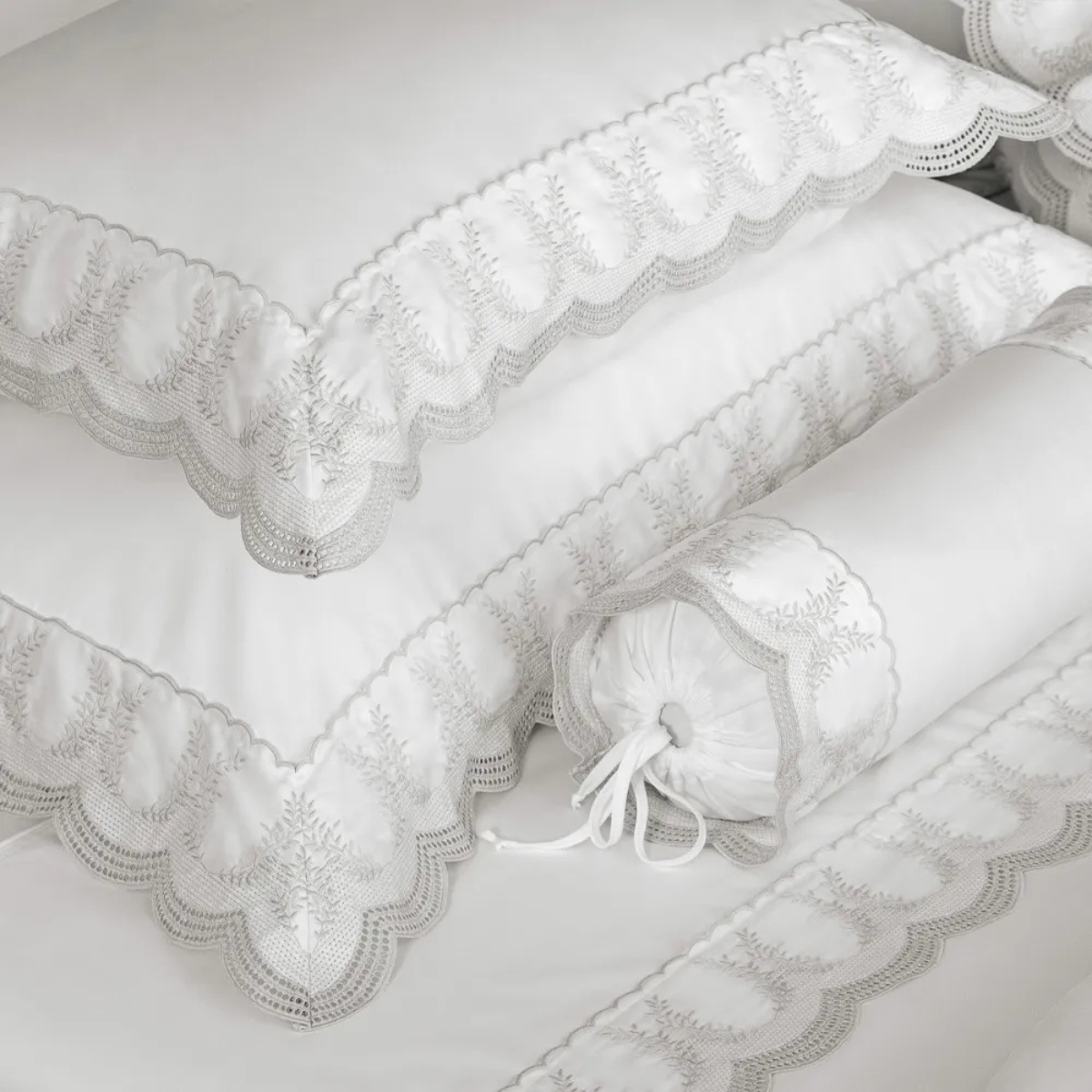 Almofada 600 fios Cetim Laurea Branco/Platino 30cm x 40cm