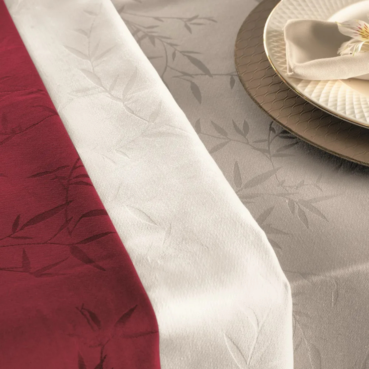 Toalha de Mesa Karsten Veríssimo Branco 2,20x2,20m