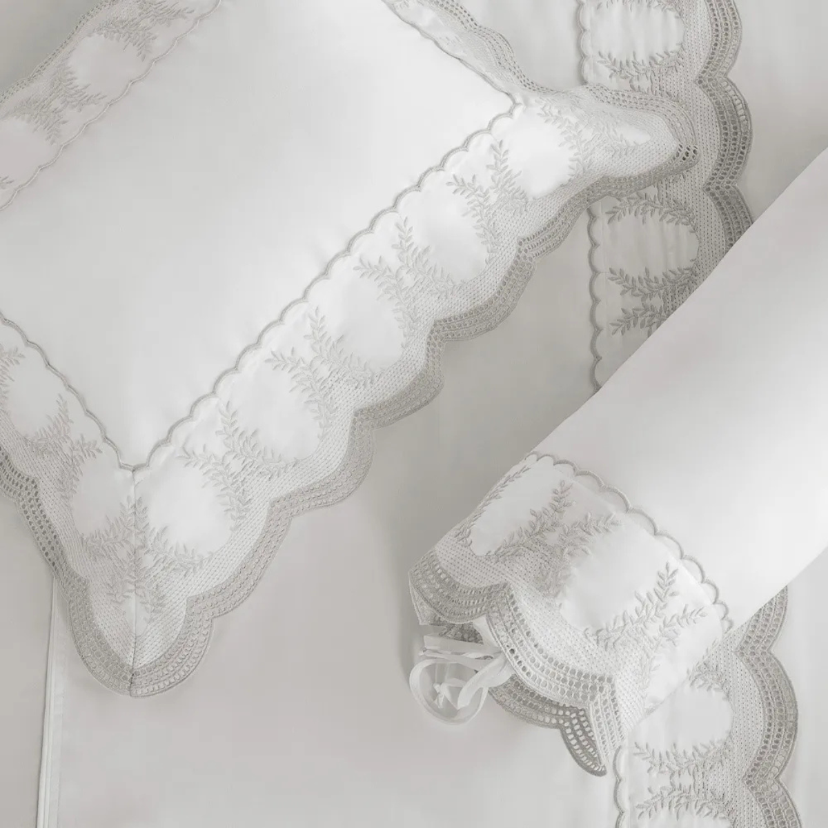Almofada 600 fios Cetim Laurea Branco/Platino 30cm x 40cm