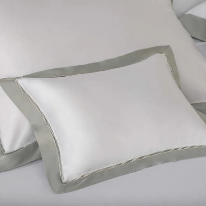 Almofada 600 fios Cetim Pariolli Branco/Platino 30cm X 40cm