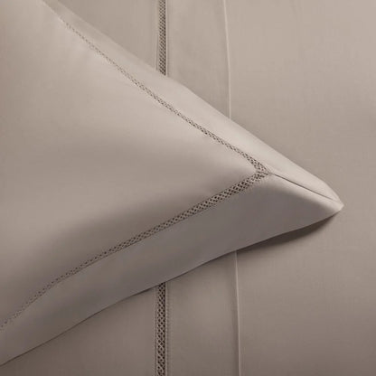 Fronha Buddemeyer Luxus Tokyo 50x90cm 1000 Fios 100% Algodão Egípcio Bege Platina com Renda Bege