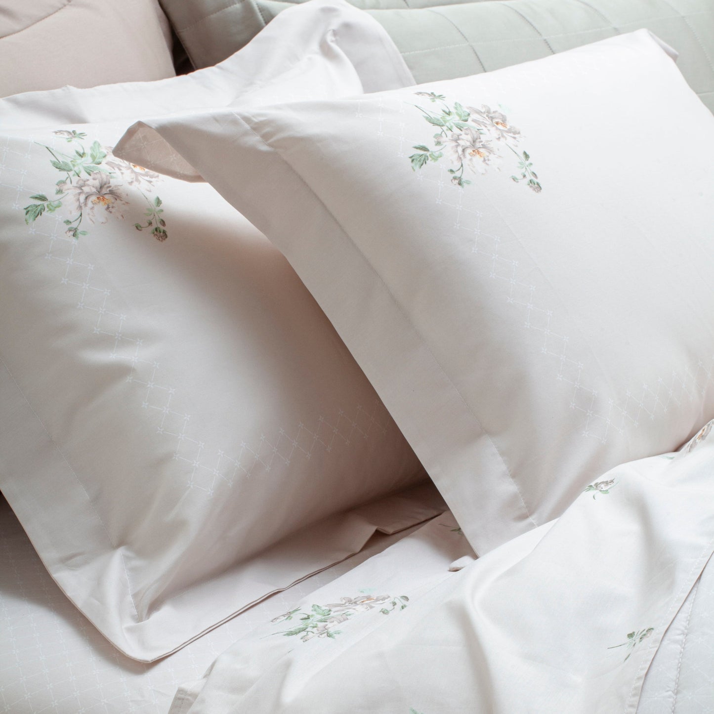 Cobreleito Casal Kacyumara Vida Bela 200 Fios Erdene com 2 Portas Travesseiro 2,20m x 2,40m