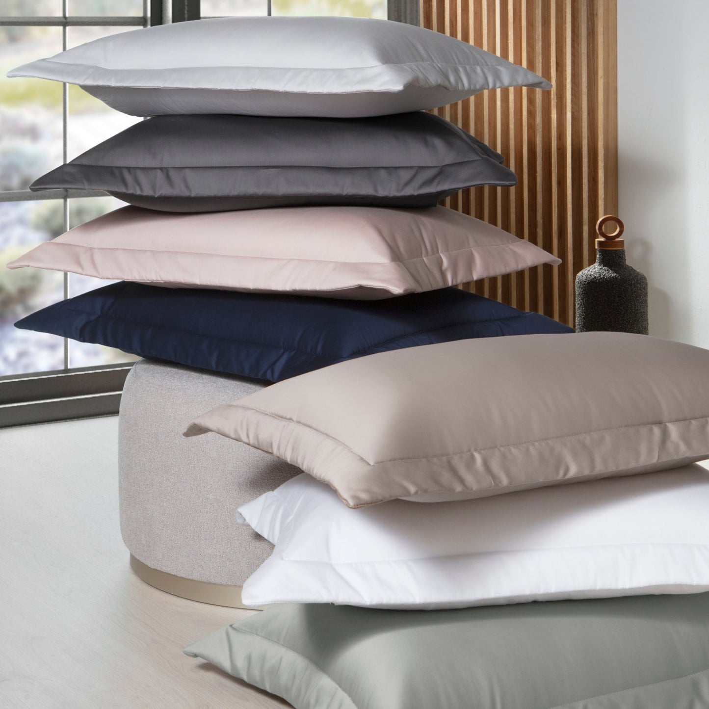 Colcha Queen Kacyumara Confort Montez 300 Fios Fend Stone com 2 Portas Travesseiro 2,40m x 2,60m