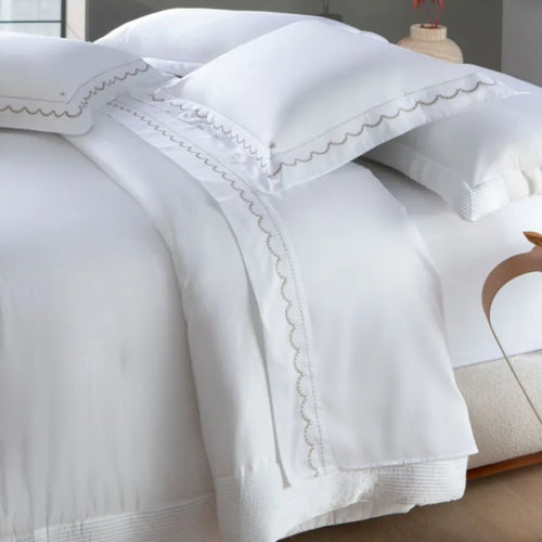 Jogo de Cama Queen Kacyumara Algarve Bordado 300 Fios Branco e Fendi 4 Peças