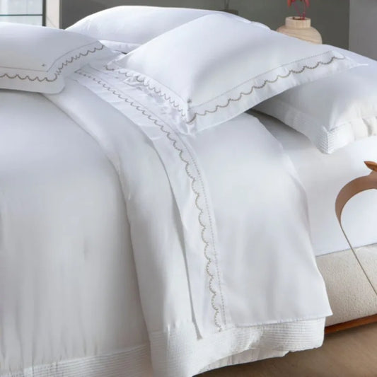 Jogo de Cama Queen Kacyumara Algarve Bordado 300 Fios Branco e Fendi 4 Peças