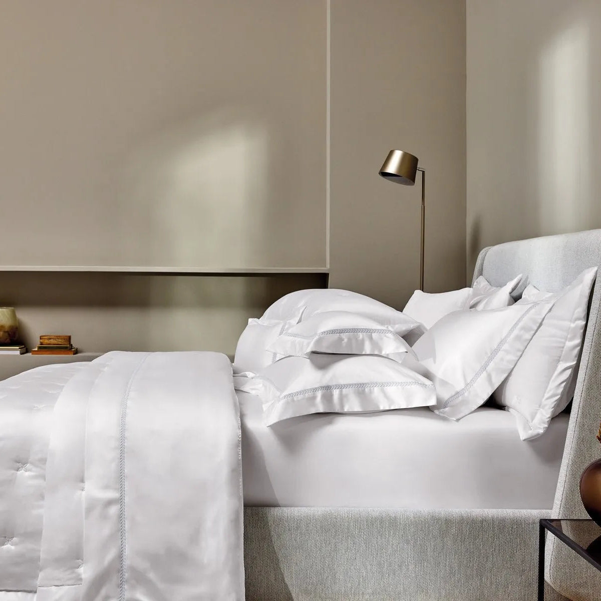 Jogo de Cama Trussardi Montale Branco e Platino King 600 Fios Cetim