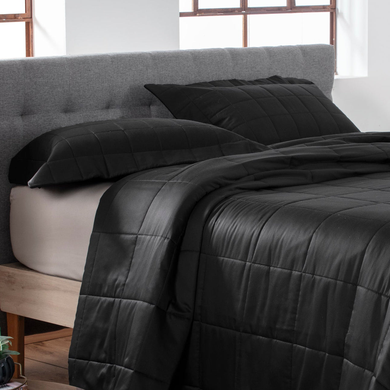 Porta Travesseiro Kacyumara Square Matelassê Preto 50cm x 90cm