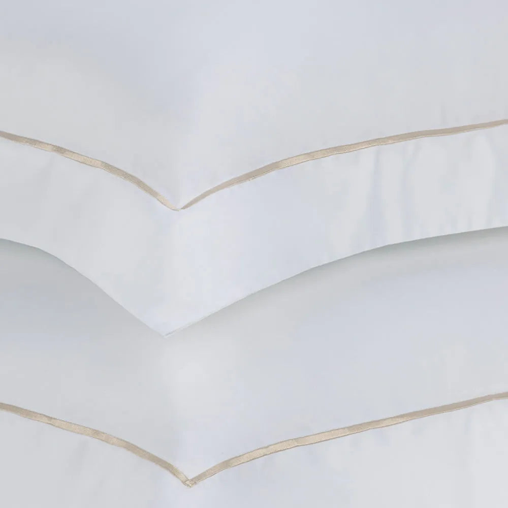 Super Fronha Trussardi Dominicani Branco/Nocciola 600 Fios Cetim 100% Algodão Egípcio (50cm x 90cm)