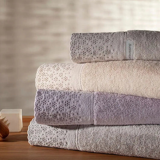 Toalha de Banho com Aplicação Buddemeyer Lovely – Lilás – 70cm x 1,40m