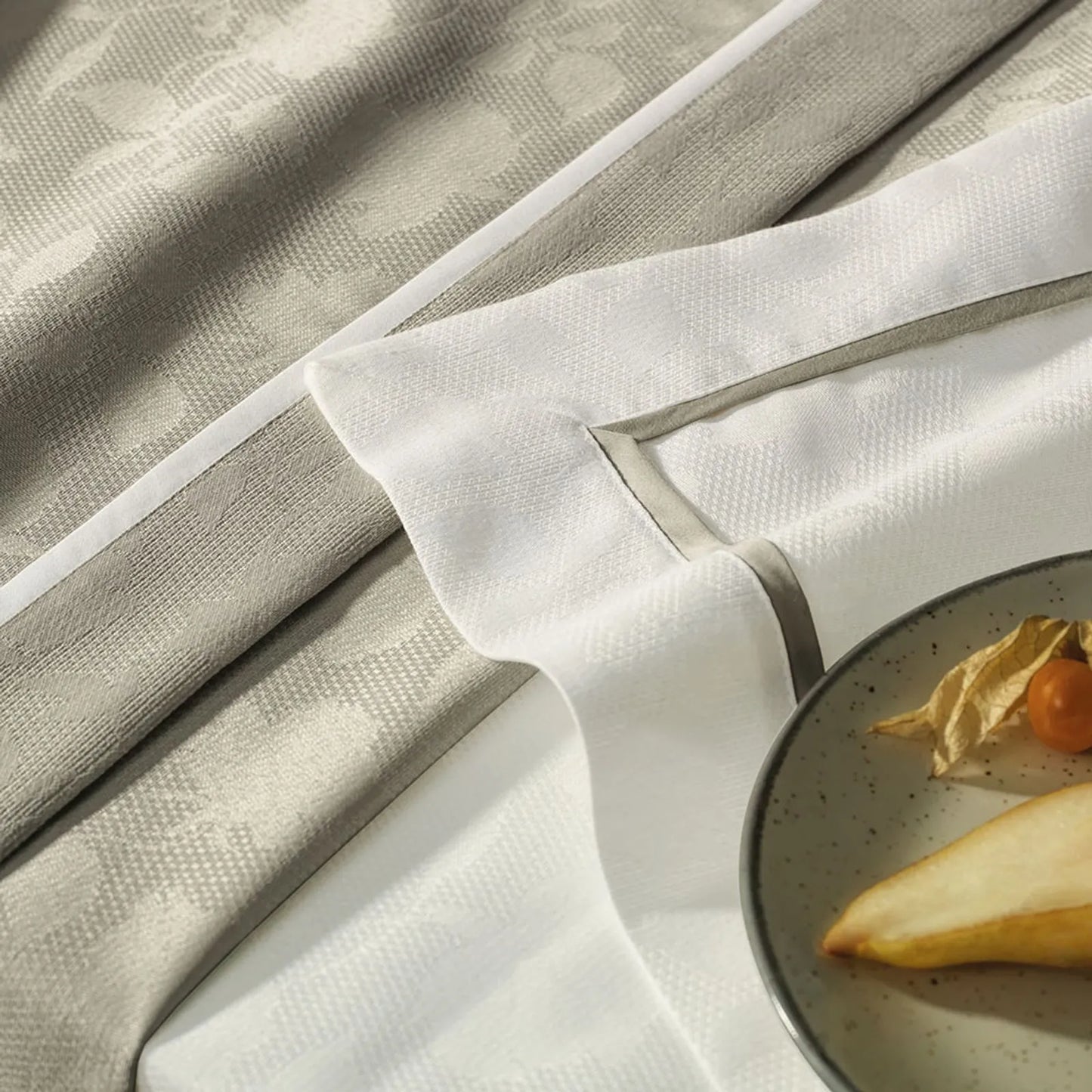 Toalha de Mesa Retangular Karsten Celebra Antoni Branco 8 Lugares 1,65m x 2,70m