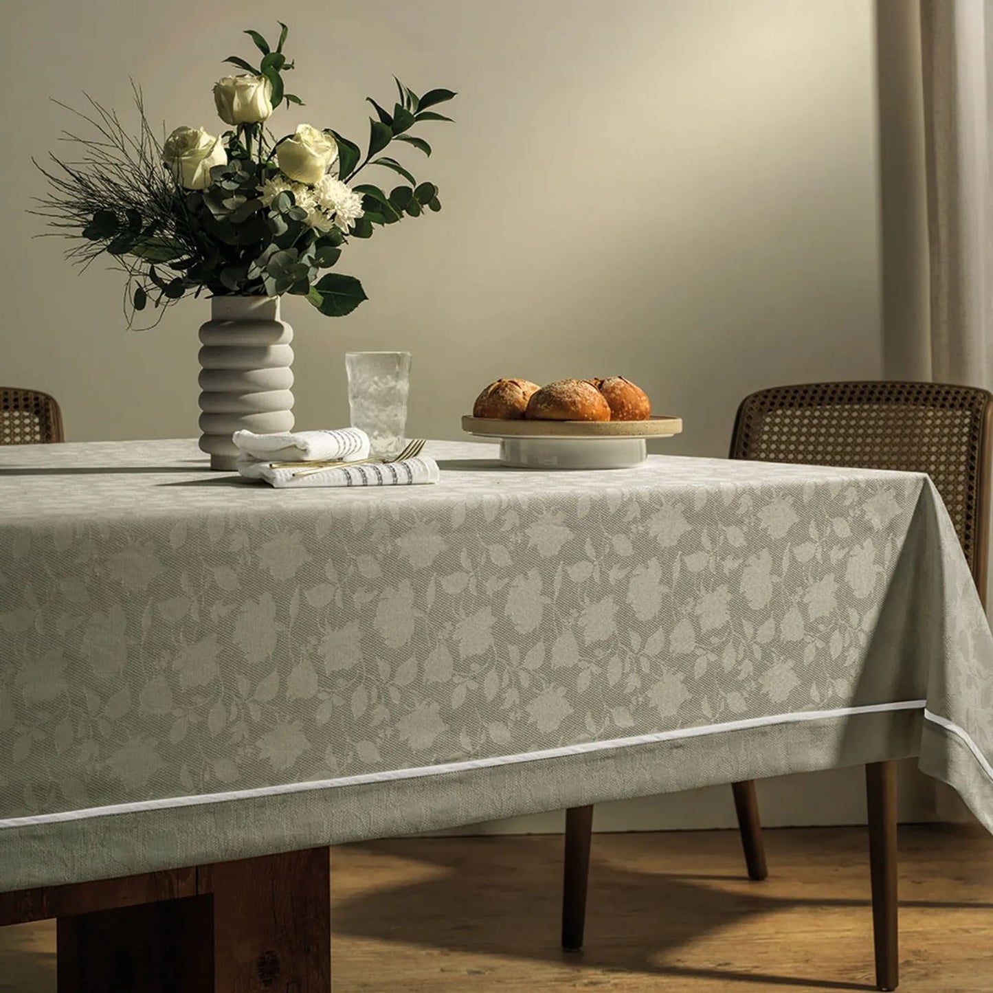 Toalha de Mesa Retangular Karsten Celebra Antoni Branco e Bege 12 Lugares 1,65m x 3,20m