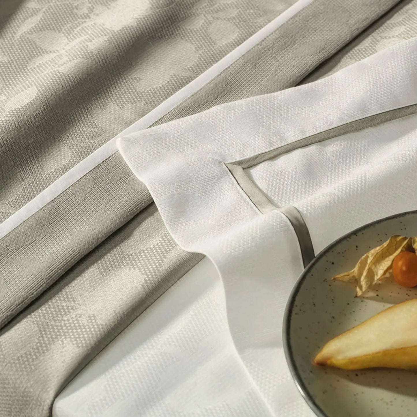 Toalha de Mesa Retangular Karsten Celebra Antoni Branco e Bege 12 Lugares 1,65m x 3,20m