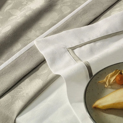 Toalha de Mesa Retangular Karsten Celebra Antoni Branco e Bege 12 Lugares 1,65m x 3,20m