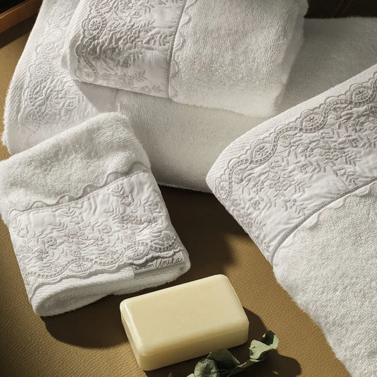 Toalha de Rosto Karsten Antônia Branco 100% Algodão 500g/m² 48cm x 80cm