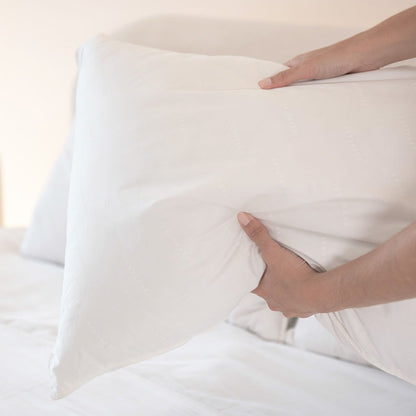 Travesseiro Trussardi Toque de Pluma 50x90cm 100% Fibra de Poliéster