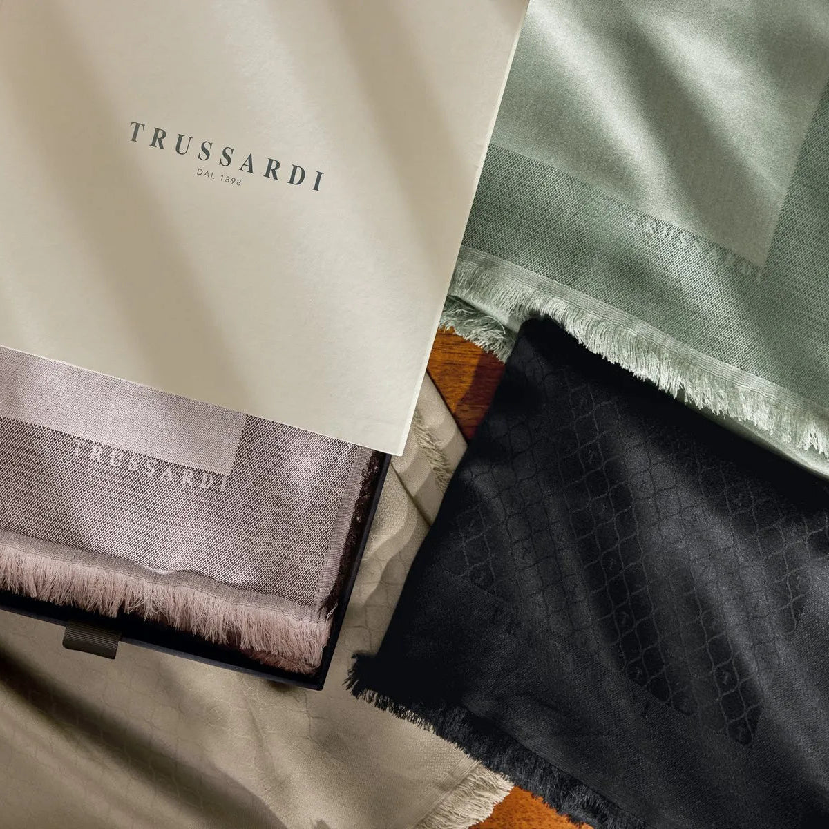 Xale Trussardi Fascínio Jacquard 100% Viscose Rosa 145x145cm