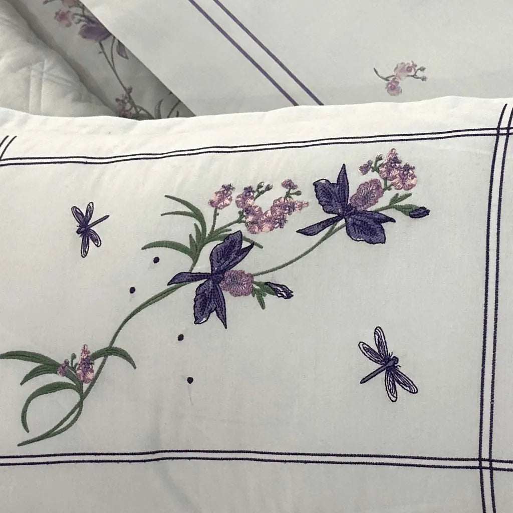 Capa de Almofada Bordada Orquídea Celeste 300 Fios Acetinados 35x60cm