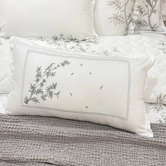 Capa de Almofada Naturalle Bordada Refúgio Silvestre 300 Fios Acetinados 35x60cm