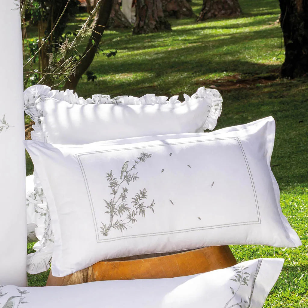 Capa de Almofada Bordada Refúgio Silvestre 300 Fios Acetinados 35x60cm