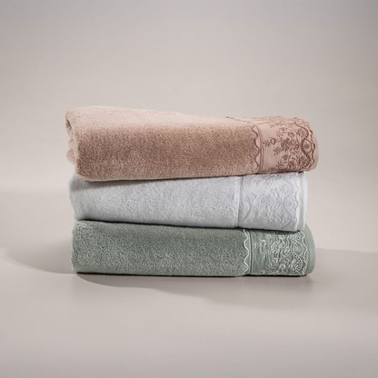 Toalha de Banho com Bordado Fio Penteado Antônia Rose