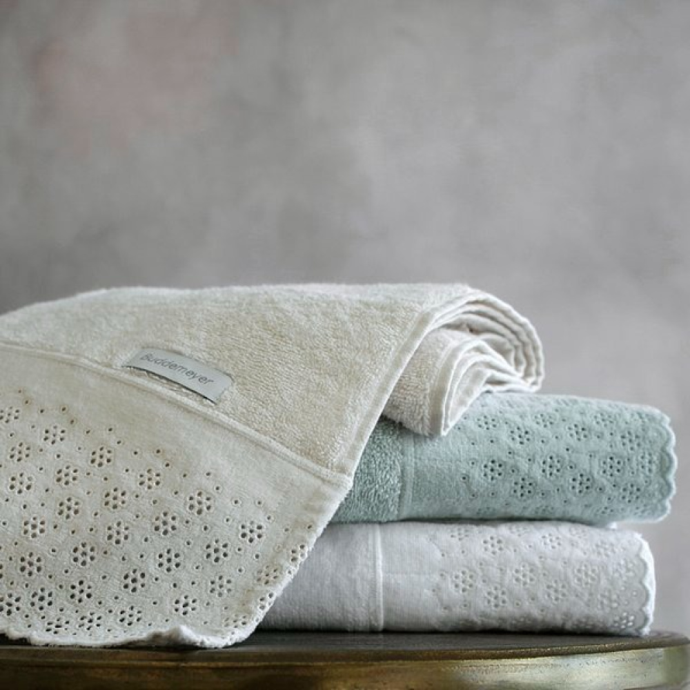 Toalha de Rosto com Aplicação Lovely 48x90 cm Cor Branco 100% Algodão