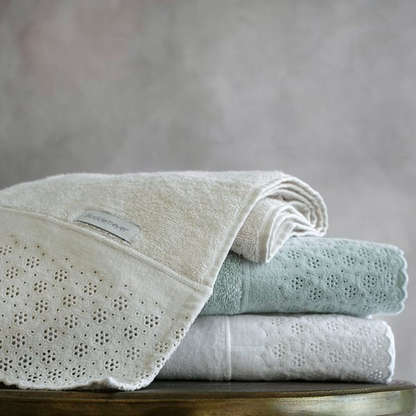 Toalha de Rosto com Aplicação Lovely 48x90 cm Cor Branco 100% Algodão