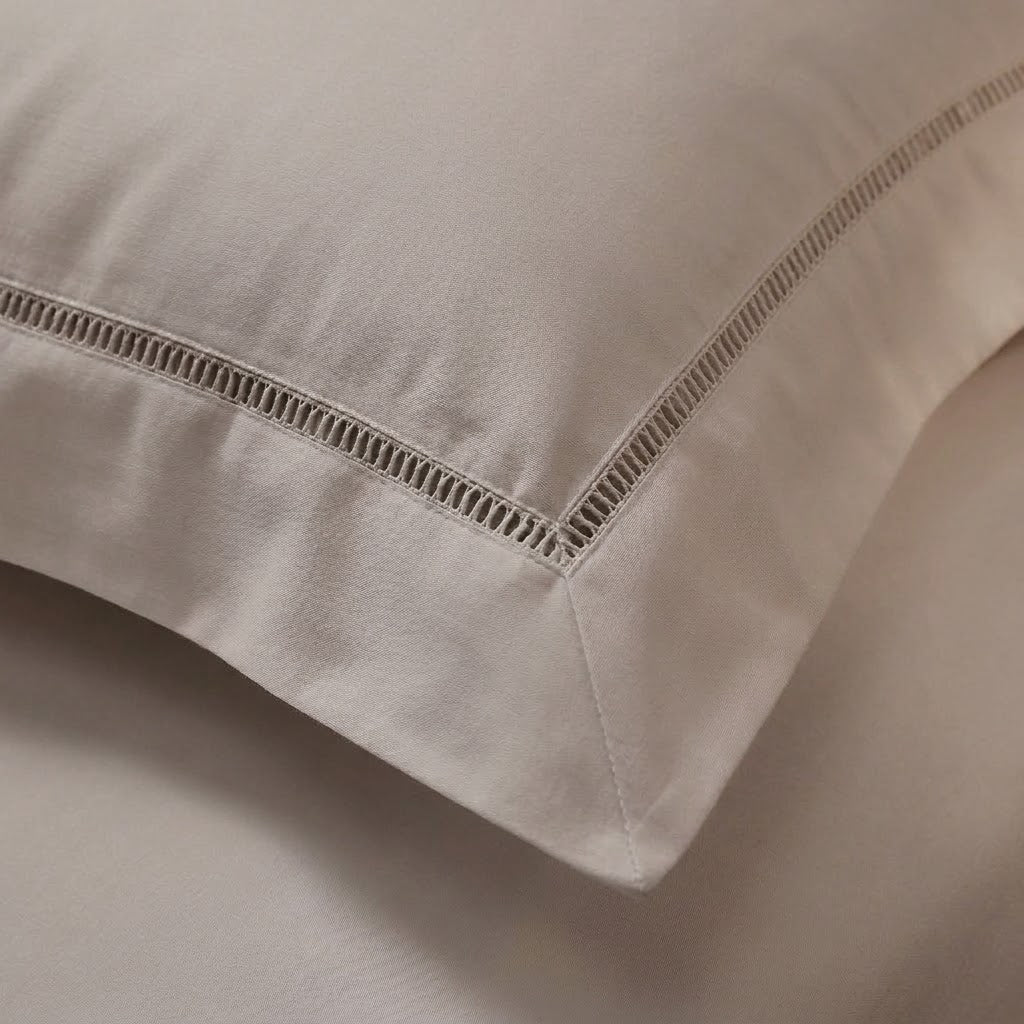 Fronha Buddemeyer Luxus Tokyo 50x90cm 1000 Fios 100% Algodão Egípcio Bege Platina com Renda Bege