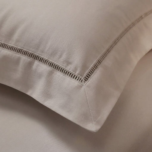 Fronha Buddemeyer Luxus Tokyo 50x90cm 1000 Fios 100% Algodão Egípcio Bege Platina com Renda Bege